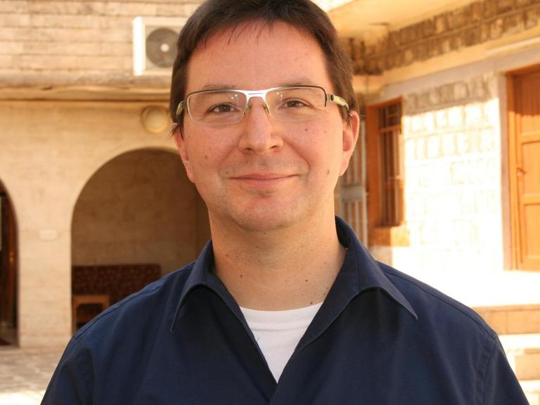 Der Religionswissenschaftler Michael Blume steht am 05.10.2015 vor einem Gebäude in Lalish, dem Heiligtum der religiösen Minderheit der Jesiden, im Nordirak.