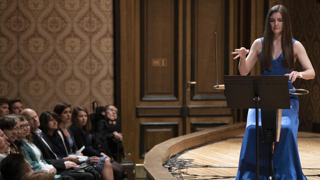Carolina Eyck mit ihrem Theremin auf einer Konzertbühne in Prag. Carolina Eyck mit ihrem Theremin auf einer Konzertbühne in Prag.