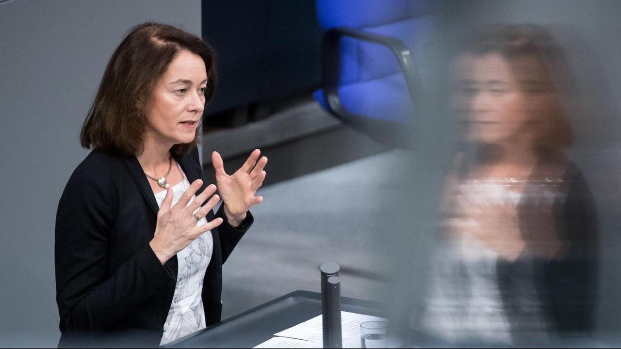 Berlin: Katarina Barley (SPD), Bundesjustizministerin, spricht in der Plenarsitzung im Deutschen Bundestag. Themen der 59. Sitzung der 19. Legislaturperiode sind unter anderem die Mietpreisbremse, Wohnungsbau, Diesel-Fahrverbote und Religionsfreiheit. Berlin: Katarina Barley (SPD), Bundesjustizministerin, spricht in der Plenarsitzung im Deutschen Bundestag. Themen der 59. Sitzung der 19. Legislaturperiode sind unter anderem die Mietpreisbremse, Wohnungsbau, Diesel-Fahrverbote und Religionsfreiheit.