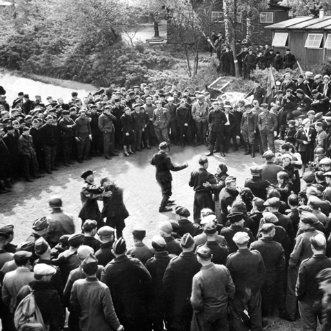 Russische Zwangsarbeiter, die von den einmarschierenden Truppen der 9. Amerikanischen Armee befreit wurden, feiern vor ihren Baracken in Klotze den 1. Mai 1945 in Freiheit. Russische Zwangsarbeiter, die von den einmarschierenden Truppen der 9. Amerikanischen Armee befreit wurden, feiern vor ihren Baracken in Klotze den 1. Mai 1945 in Freiheit.