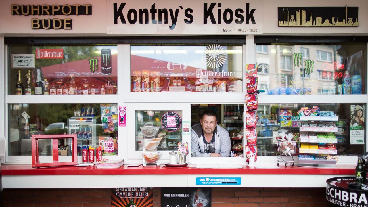 Kioskbesitzer Andreas Kontny posiert am 15.08.2016 in Kontny's Kiosk in Mülheim an der Ruhr (Nordrhein-Westfalen). Am 20.08.2016 soll am 1. Tag der Trinkhallen mit Auftritten von Künstlern die Buden-Kultur im Ruhrgebiet gefeiert werden. Kioskbesitzer Andreas Kontny posiert am 15.08.2016 in Kontny's Kiosk in Mülheim an der Ruhr (Nordrhein-Westfalen). Am 20.08.2016 soll am 1. Tag der Trinkhallen mit Auftritten von Künstlern die Buden-Kultur im Ruhrgebiet gefeiert werden.