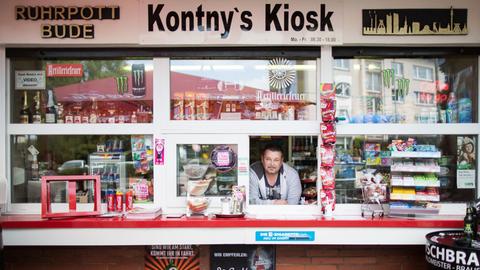 Kioskbesitzer Andreas Kontny posiert am 15.08.2016 in Kontny's Kiosk in Mülheim an der Ruhr (Nordrhein-Westfalen). Am 20.08.2016 soll am 1. Tag der Trinkhallen mit Auftritten von Künstlern die Buden-Kultur im Ruhrgebiet gefeiert werden.