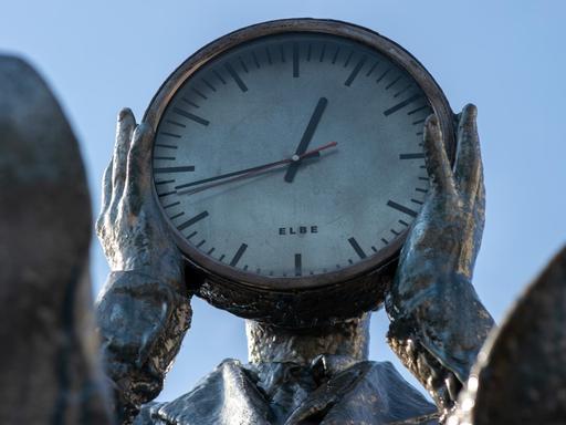 Magdeburg, Sachsen-Anhalt: Die Skulptur "Zeitzähler" von Gloria Friedmann mit einer Uhr vor dem Gesicht.
