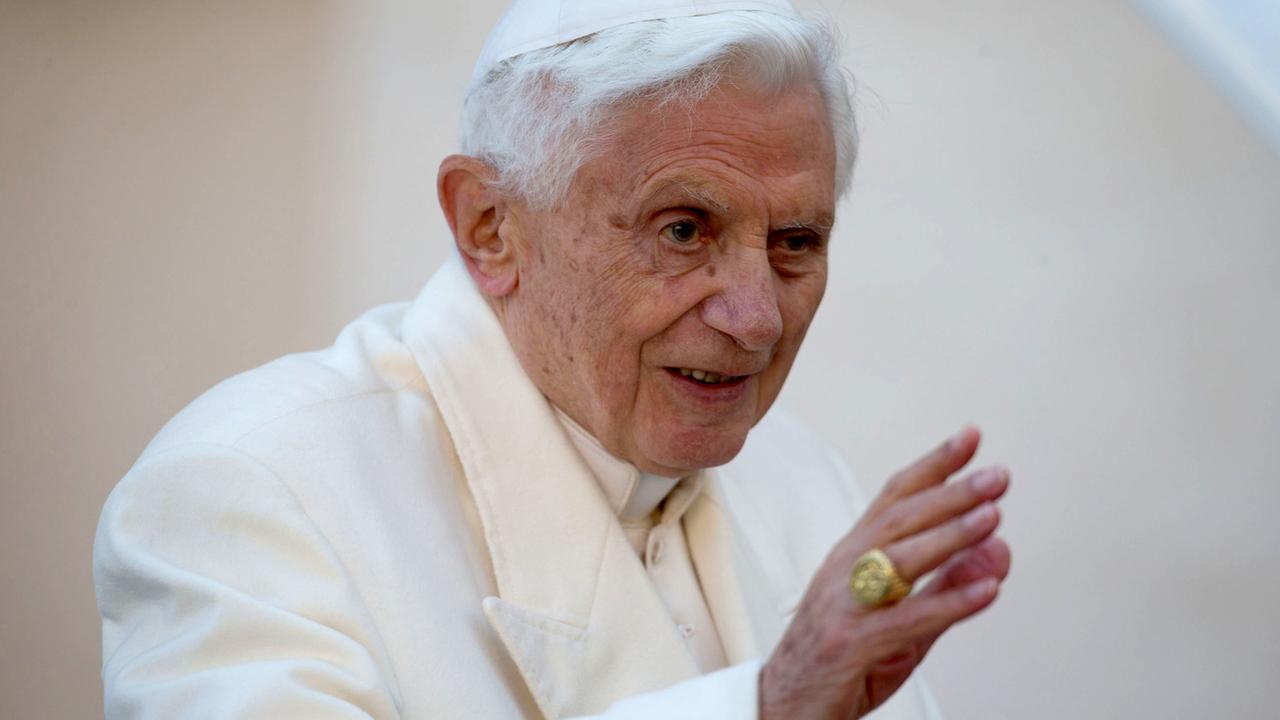 Papst Benedikt XVI. winkt am 27.02.2013 im Vatikan in Rom bei der Abfahrt nach der Generalaudienz auf den Petersplatz. Tausende Gläubige haben sich vor dem Petersdom versammelt, um den Pontifex zu verabschieden. Papst Benedikt XVI. hat als erster Papst der Neuzeit seinen Rücktritt erklärt. Papst Benedikt XVI. winkt am 27.02.2013 im Vatikan in Rom bei der Abfahrt nach der Generalaudienz auf den Petersplatz. Tausende Gläubige haben sich vor dem Petersdom versammelt, um den Pontifex zu verabschieden. Papst Benedikt XVI. hat als erster Papst der Neuzeit seinen Rücktritt erklärt.