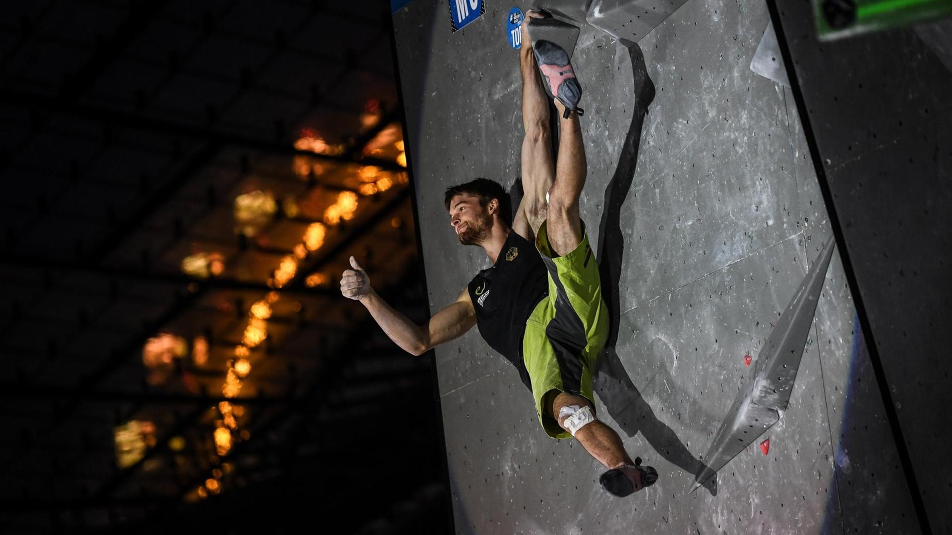 Der deutsche Kletterer Jan Hojer beim Boulder-Weltcup 2017 in München. Der deutsche Kletterer Jan Hojer beim Boulder-Weltcup 2017 in München.