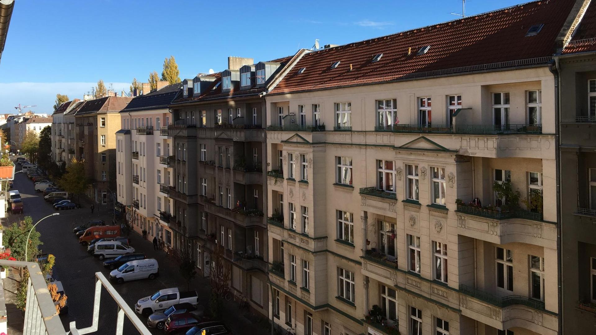 Blick aus einem Fenster auf eine Straße im Berliner Viertel Friedrichshain Blick aus einem Fenster auf eine Straße im Berliner Viertel Friedrichshain