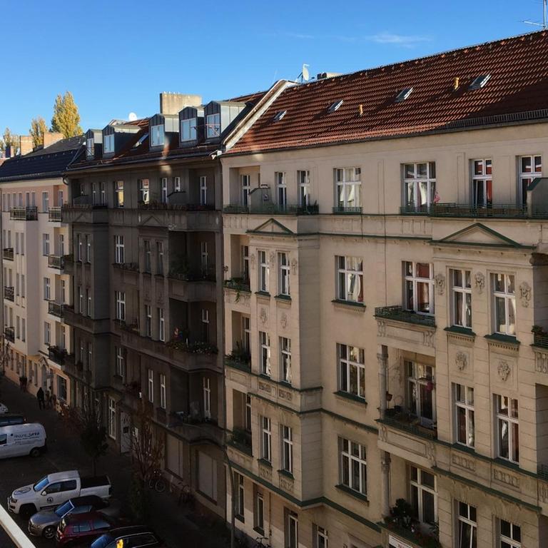 Blick aus einem Fenster auf eine Straße im Berliner Viertel Friedrichshain