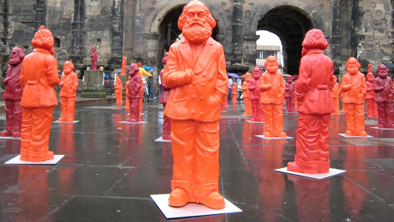 Karl Marx vor der Porta Nigra. Im Rahmen einer Installation des Künstlers Ottmar Hörl wurden 500 ein Meter hohe Karl Marx-Figuren aus Kunststoff um das Wahrzeichen der Stadt an der Mosel aufgestellt. Karl Marx vor der Porta Nigra. Im Rahmen einer Installation des Künstlers Ottmar Hörl wurden 500 ein Meter hohe Karl Marx-Figuren aus Kunststoff um das Wahrzeichen der Stadt an der Mosel aufgestellt.
