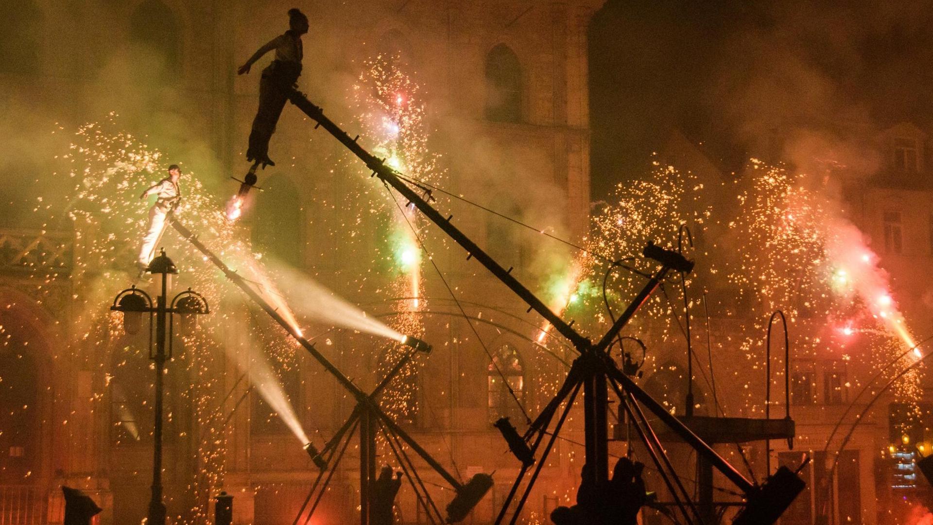 Schatten von Tänzern und Ölpumpen vor Feuerwerk. Das Aktionstheater PAN.OPTIKUM eröffnet am 18.08.2017 auf dem Markt in Weimar (Thüringen) das Kunstfest 2017 mit dem Stück »Transition«. Schatten von Tänzern und Ölpumpen vor Feuerwerk. Das Aktionstheater PAN.OPTIKUM eröffnet am 18.08.2017 auf dem Markt in Weimar (Thüringen) das Kunstfest 2017 mit dem Stück »Transition«.