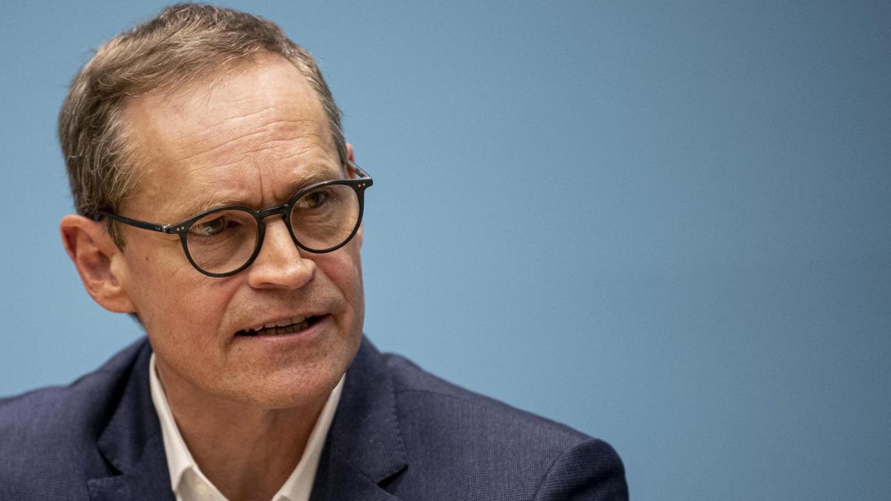 Michael Müller (SPD), Regierender Bürgermeister von Berlin, spricht auf der Pressekonferenz vor einer blauen Wand. Michael Müller (SPD), Regierender Bürgermeister von Berlin, spricht auf der Pressekonferenz vor einer blauen Wand.