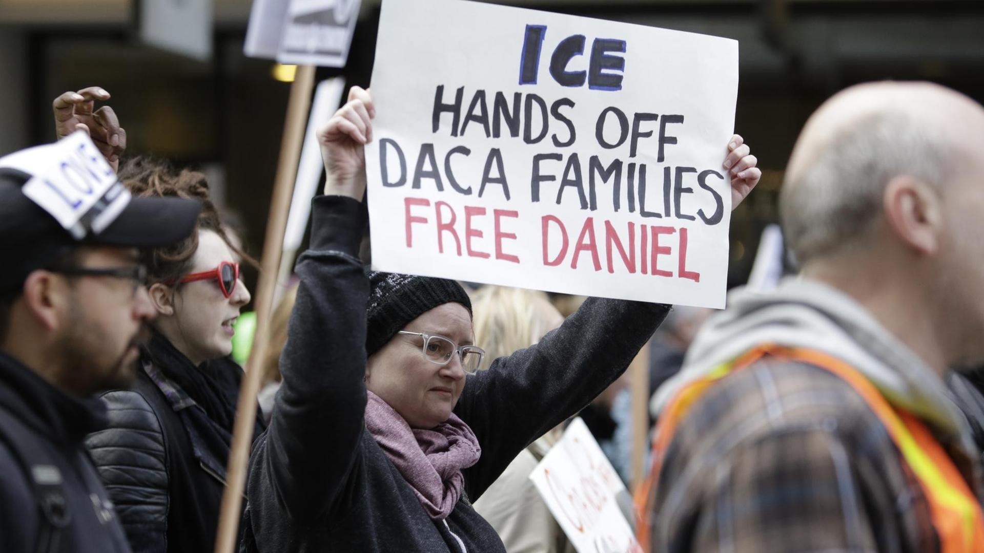 Eine Demonstrantin hält ein Schild in der Hand mit der Aufschrift: "ICE - Hands off Daca-families, free Daniel" Eine Demonstrantin hält ein Schild in der Hand mit der Aufschrift: "ICE - Hands off Daca-families, free Daniel"