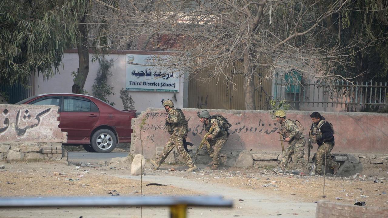 Afghanische Soldaten positionieren sich nahe dem Büro von Save the Children in Dschalalabad.