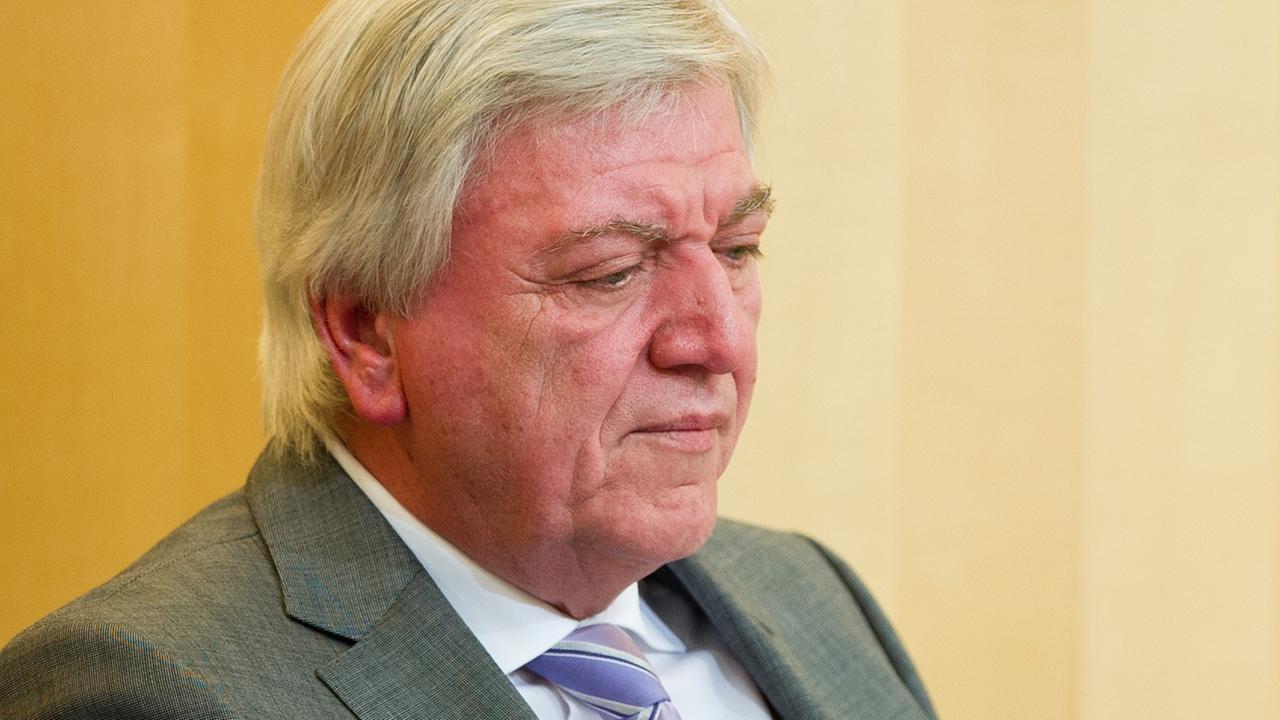 Ministerpräsident Volker Bouffier mit gesenktem Blick. Ministerpräsident Volker Bouffier mit gesenktem Blick.