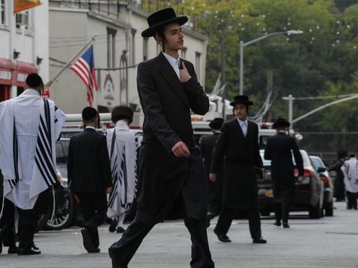 Ein jüdischer Mann läuft durch Brooklyn, New York, um an den Feierlichkeiten zum Rosch ha-Schana, dem jüdischen Neujahrsfest am 3. Oktober 2016, teilzunehmen.