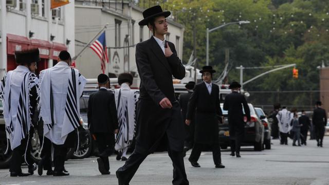 Ein jüdischer Mann läuft durch Brooklyn, New York, um an den Feierlichkeiten zum Rosch ha-Schana, dem jüdischen Neujahrsfest am 3. Oktober 2016, teilzunehmen.