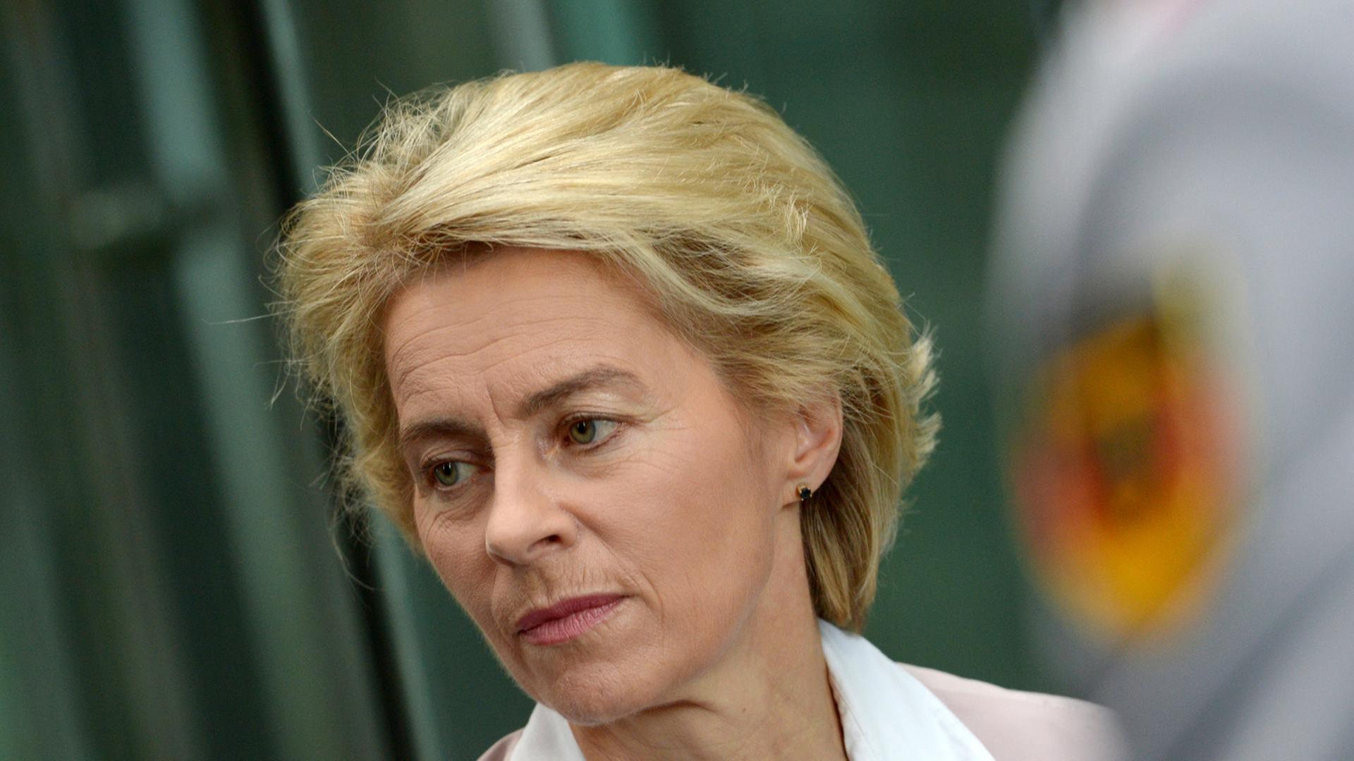 Ursula von der Leyen schaut nachdenklich am Rande einer Sitzung Ursula von der Leyen schaut nachdenklich am Rande einer Sitzung