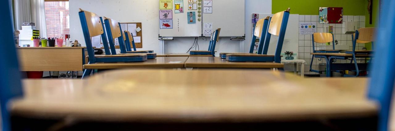 Ein leeres Klassenzimmer an einer Grundschule in Rietberg (Nordrhein-Westfalen). Die Stühle stehen auf den Bänken. Ein leeres Klassenzimmer an einer Grundschule in Rietberg (Nordrhein-Westfalen). Die Stühle stehen auf den Bänken.