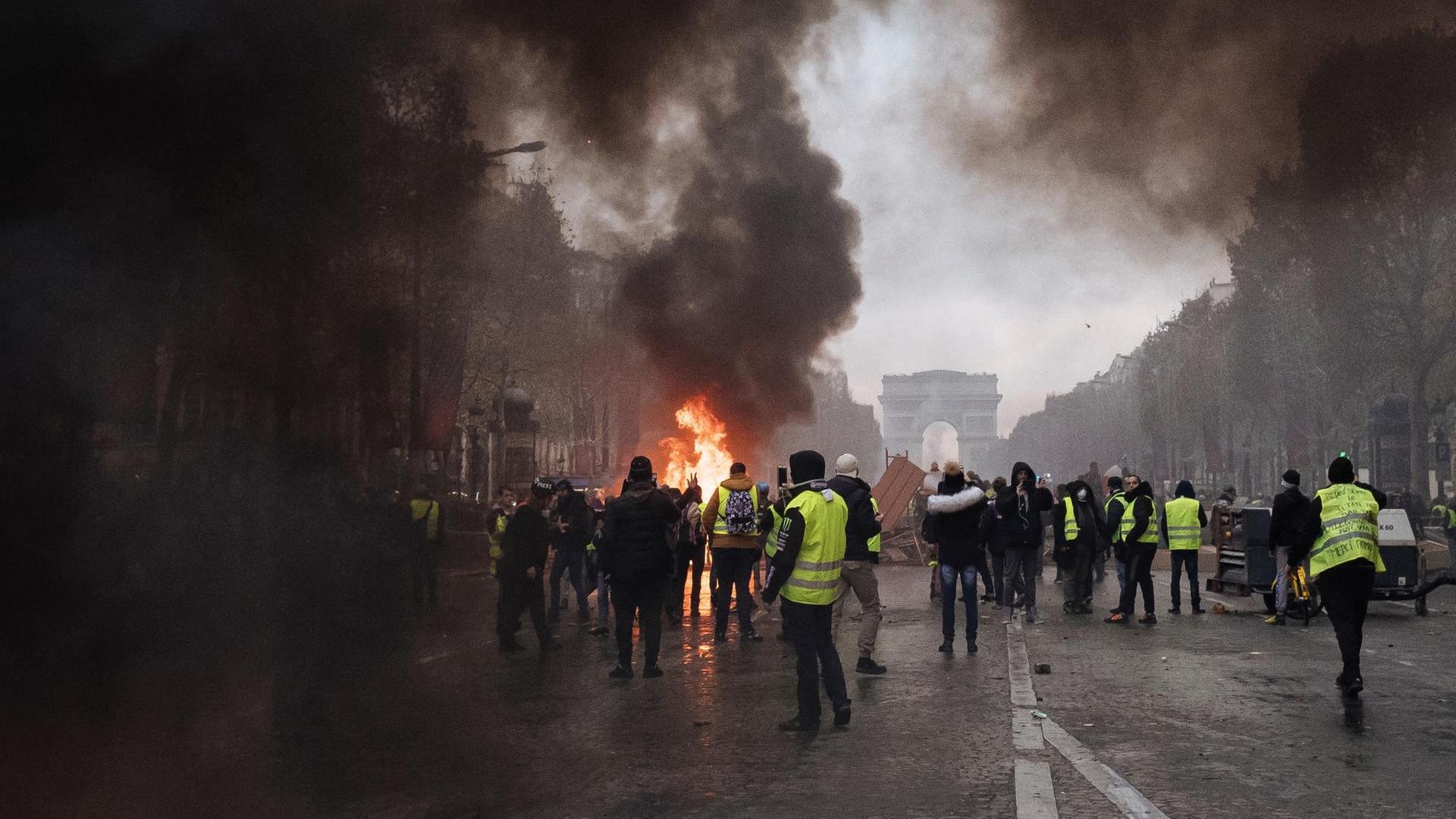 Randalierer vor dem Triumphbogen in Paris. Randalierer vor dem Triumphbogen in Paris.