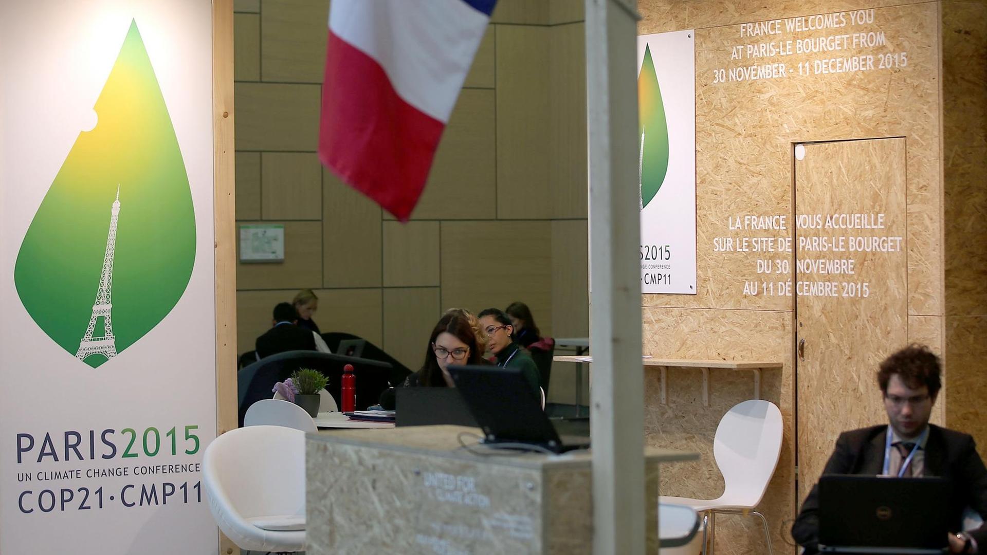 Die UN-Klimakonferenz zur Vorbereitung auf den Klimagipfel vom 30. November bis 11. Dezember in Paris findet in Bonn statt. Die UN-Klimakonferenz zur Vorbereitung auf den Klimagipfel vom 30. November bis 11. Dezember in Paris findet in Bonn statt.