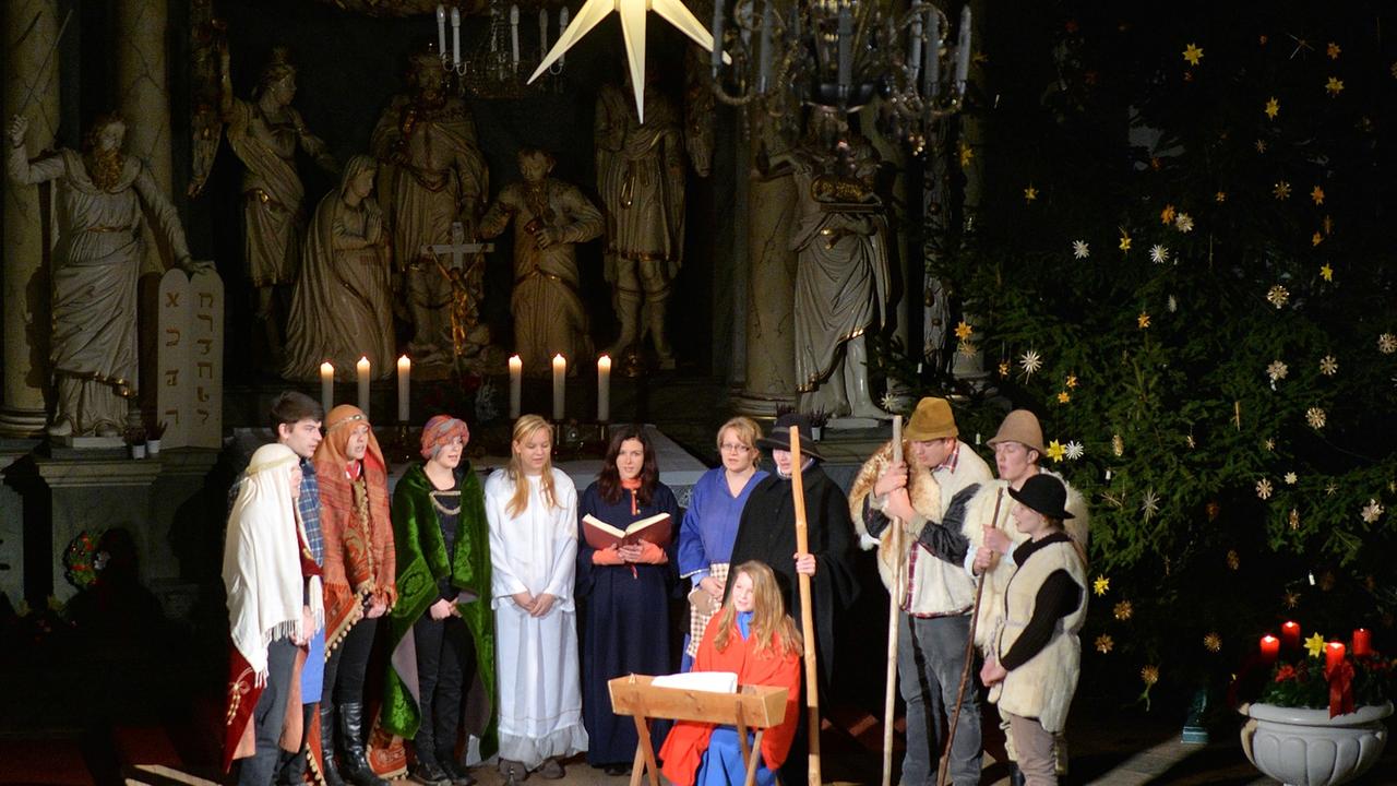 Laiendarsteller führen am 25.12.2013 in den frühen Morgenstunden zur Frühmette in die St.-Salvator-Kirche Jöhstadt (Sachsen) ein Krippenspiel auf. Nach jahrhundertealtem Brauch beginnt das Weihnachtsfest im Erzgebirge traditionell mit den Frühmetten zwischen fünf und sechs Uhr. Nach dem Gottesdienst lassen Bergleute die Saison mit einem kleinen Bergaufzug ausklingen. Laiendarsteller führen am 25.12.2013 in den frühen Morgenstunden zur Frühmette in die St.-Salvator-Kirche Jöhstadt (Sachsen) ein Krippenspiel auf. Nach jahrhundertealtem Brauch beginnt das Weihnachtsfest im Erzgebirge traditionell mit den Frühmetten zwischen fünf und sechs Uhr. Nach dem Gottesdienst lassen Bergleute die Saison mit einem kleinen Bergaufzug ausklingen.