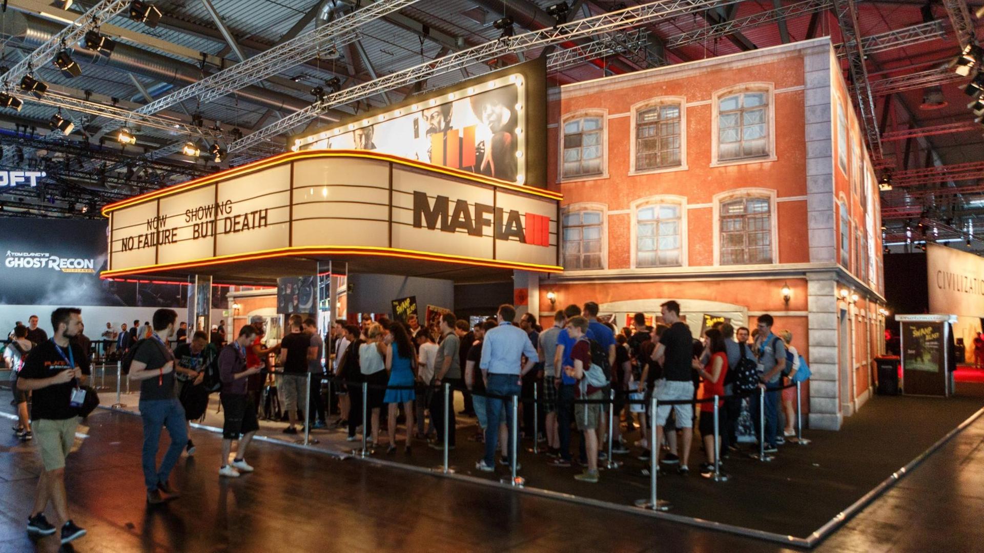 Besucher warten auf der Gamescom 2016 darauf, das Spiel "Mafia III" anspielen zu können. Der Hauptcharakter in Mafia III ist ein Afroamerikaner im New Orleans der 1960er-Jahre. Besucher warten auf der Gamescom 2016 darauf, das Spiel "Mafia III" anspielen zu können. Der Hauptcharakter in Mafia III ist ein Afroamerikaner im New Orleans der 1960er-Jahre.