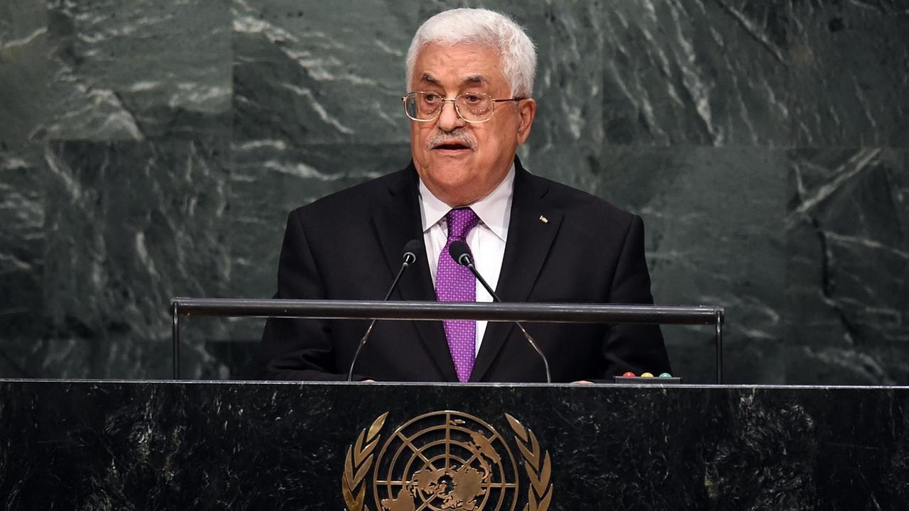 Abbas steht am Rednerpult vor einer Wand aus grau-weißem Marmor und spricht. Das Pult ziert ein goldfarbenes Emblem der Vereinten Nationen. Abbas steht am Rednerpult vor einer Wand aus grau-weißem Marmor und spricht. Das Pult ziert ein goldfarbenes Emblem der Vereinten Nationen.