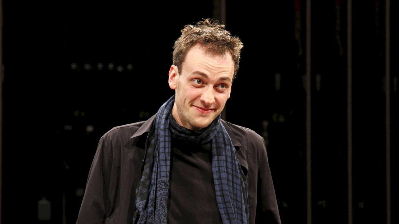 Marcel Kohler am Deutschen Theater Berlin in "Väter und Söhne" von Brian Friel nach Iwan Turgenjew. Marcel Kohler am Deutschen Theater Berlin in "Väter und Söhne" von Brian Friel nach Iwan Turgenjew.