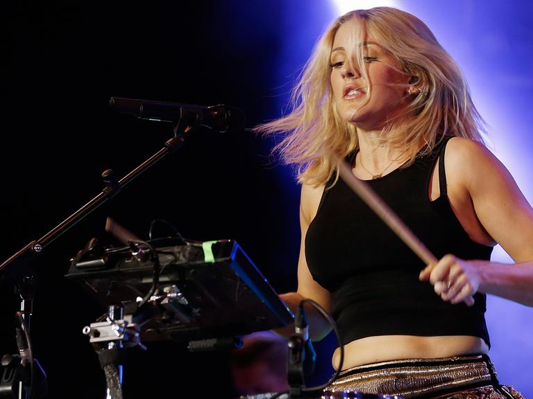 Die britische Sängerin Ellie Goulding spielt Schlagzeug während eines Konzertes in Bern.