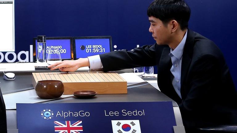 Der Koreanische Go-Weltmeister Lee Sedol im Spiel gegen das mit Maschinenlern-Techniken programmierte AlphaGo