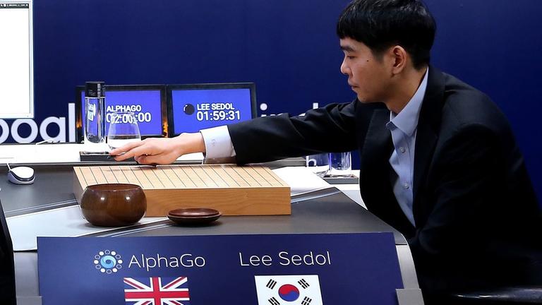 Der Koreanische Go-Weltmeister Lee Sedol im Spiel gegen das mit Maschinenlern-Techniken programmierte AlphaGo Der Koreanische Go-Weltmeister Lee Sedol im Spiel gegen das mit Maschinenlern-Techniken programmierte AlphaGo