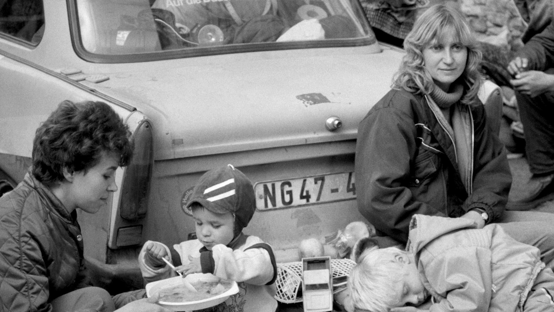 1989: Wie Tausende weitere ausreisewillige DDR-Bürger harren die beiden Frauen mit ihren Kindern vor der Prager Botschaft der Bundesrepublik Deutschland aus. 1989: Wie Tausende weitere ausreisewillige DDR-Bürger harren die beiden Frauen mit ihren Kindern vor der Prager Botschaft der Bundesrepublik Deutschland aus.