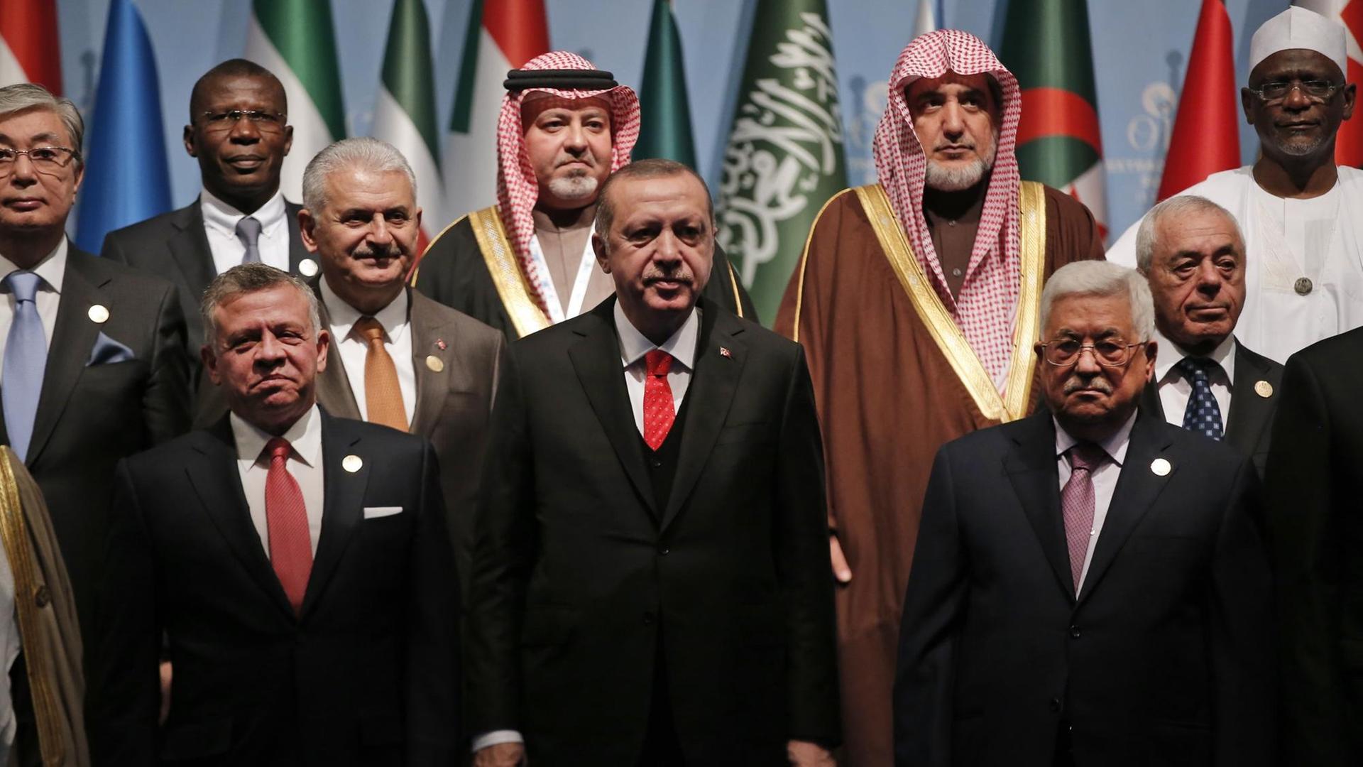 Sondergipfel der Islamischen Staaten in Istanbul mit dem türkischen Präsidenten Erdogan (M.), jordanischen König Abdullah (l.) und Palästinenserpräsident Abbas (r). Sondergipfel der Islamischen Staaten in Istanbul mit dem türkischen Präsidenten Erdogan (M.), jordanischen König Abdullah (l.) und Palästinenserpräsident Abbas (r).