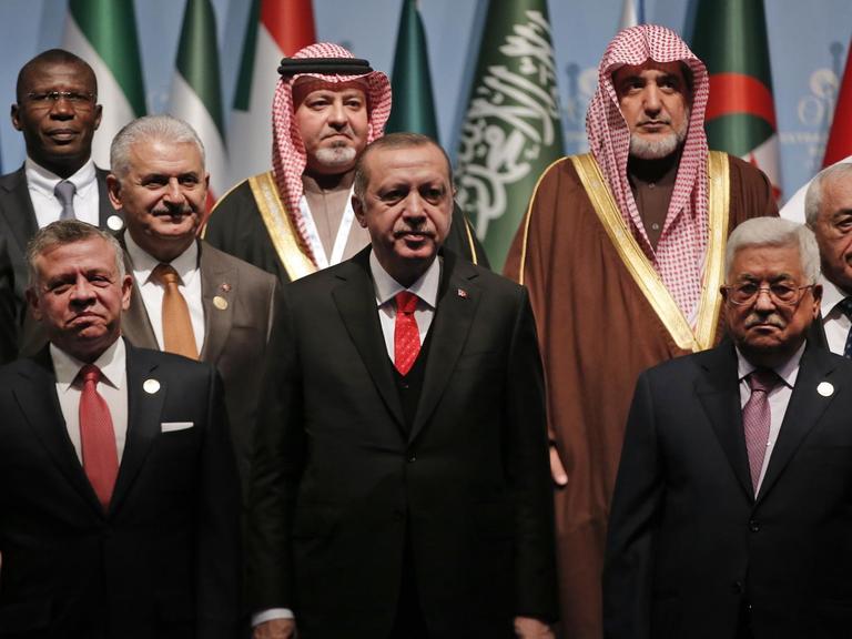 Sondergipfel der Islamischen Staaten in Istanbul mit dem türkischen Präsidenten Erdogan (M.), jordanischen König Abdullah (l.) und Palästinenserpräsident Abbas (r).