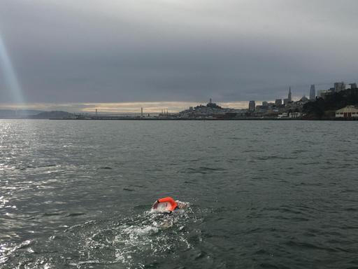 Drum herum fast nur Wasser: Martin Böttcher schwimmt von der Gefängnisinsel Alcatraz nach San Francisco.