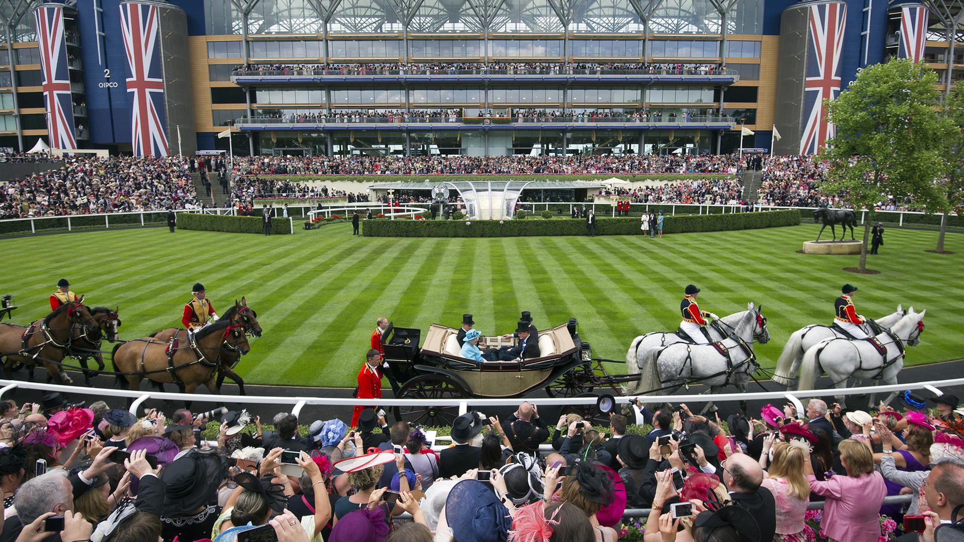 Die Queen ist regelmäßig beim Pferderennen in Ascot. Die Queen ist regelmäßig beim Pferderennen in Ascot.