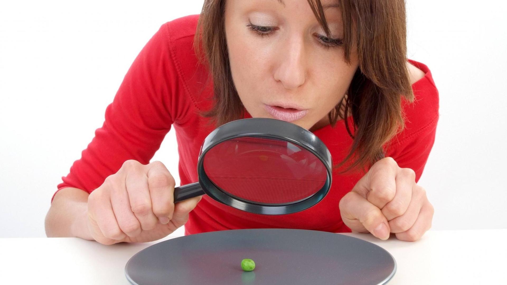 Wenn man das Essen mit der Lupe suchen muss, kann Fasten auf die Laune schlagen. Und ungeplante Konsequenzen hervorrufen. Wenn man das Essen mit der Lupe suchen muss, kann Fasten auf die Laune schlagen. Und ungeplante Konsequenzen hervorrufen.