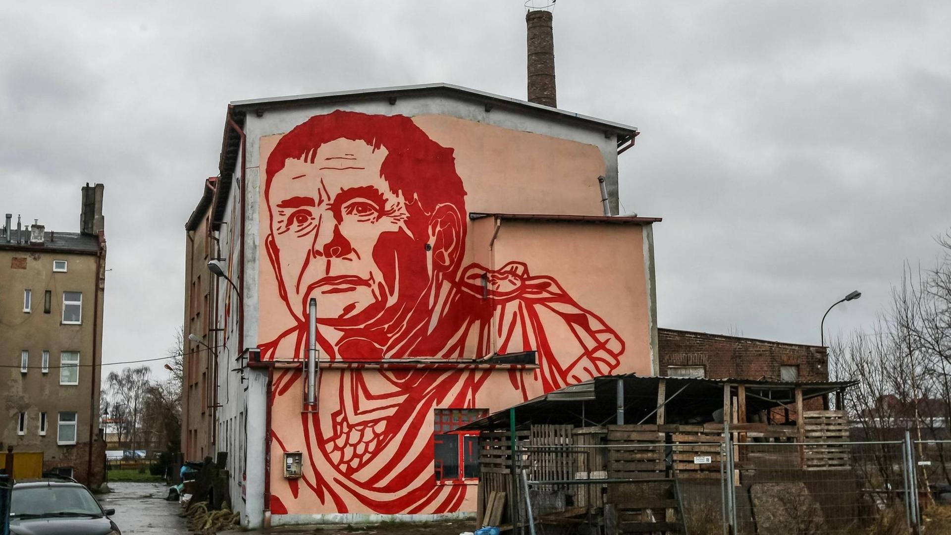 Eine Wandmalerei des Street art Künstlers Mariusz Waras zeigt in blutrot den polnischen Politiker Jaroslaw Kaczynski, Vorsitzender der nationalkonservativen PiS-Partei in einer römischen Toga als Julius Cäsar an einer Häuserwand in Danzig / Gdansk, Polen.