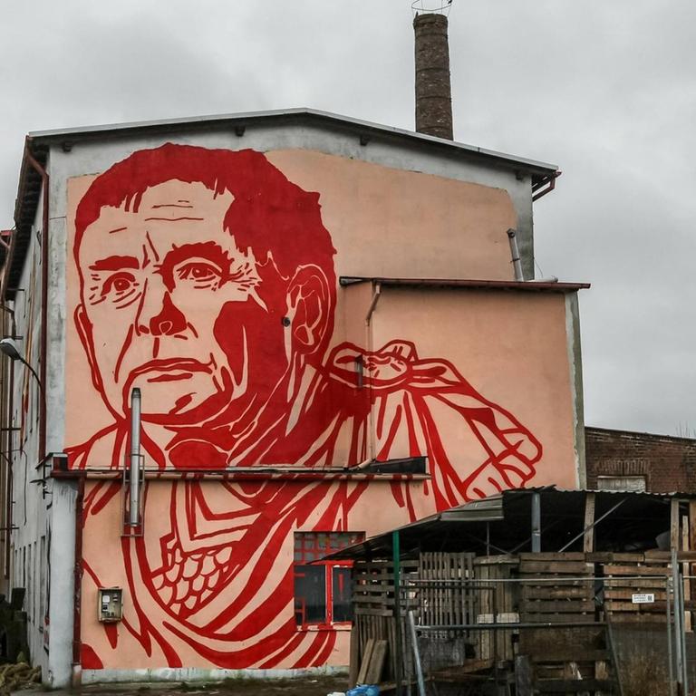 Eine Wandmalerei des Street art Künstlers Mariusz Waras zeigt in blutrot den polnischen Politiker Jaroslaw Kaczynski, Vorsitzender der nationalkonservativen PiS-Partei in einer römischen Toga als Julius Cäsar an einer Häuserwand in Danzig / Gdansk, Polen.