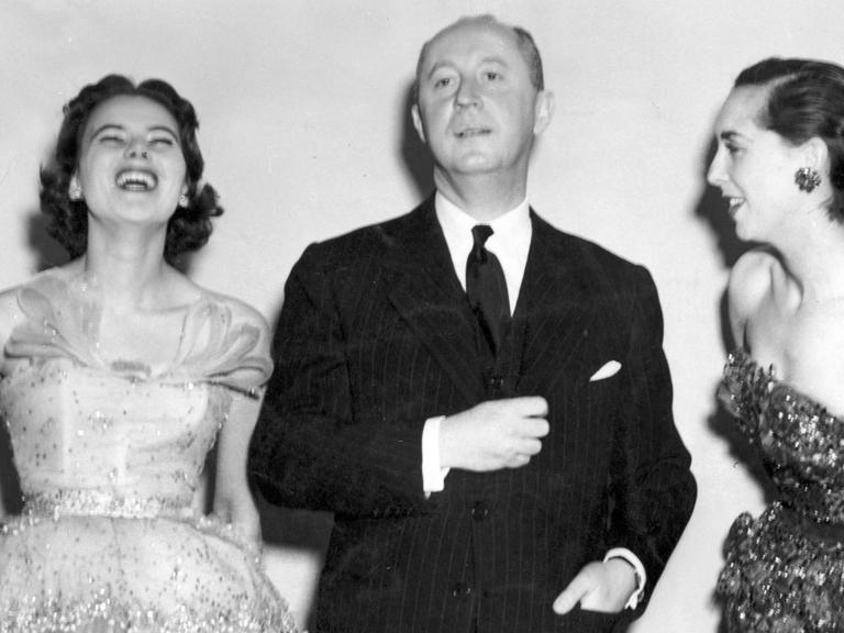 Der französische Modeschöpfer Christian Dior mit seinen Models 1950.