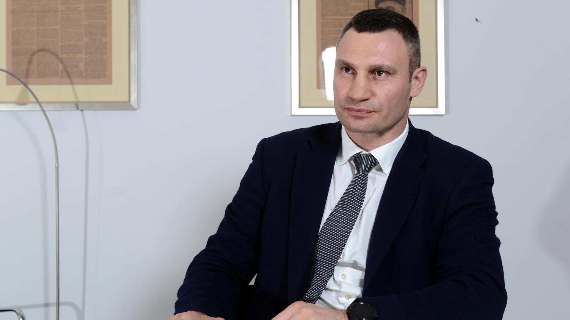 Vitali Klitschko, ukrainischer Politiker und ehemaliger Profiboxer. Er ist Gründer der Partei UDAR. Vitali Klitschko, ukrainischer Politiker und ehemaliger Profiboxer. Er ist Gründer der Partei UDAR.