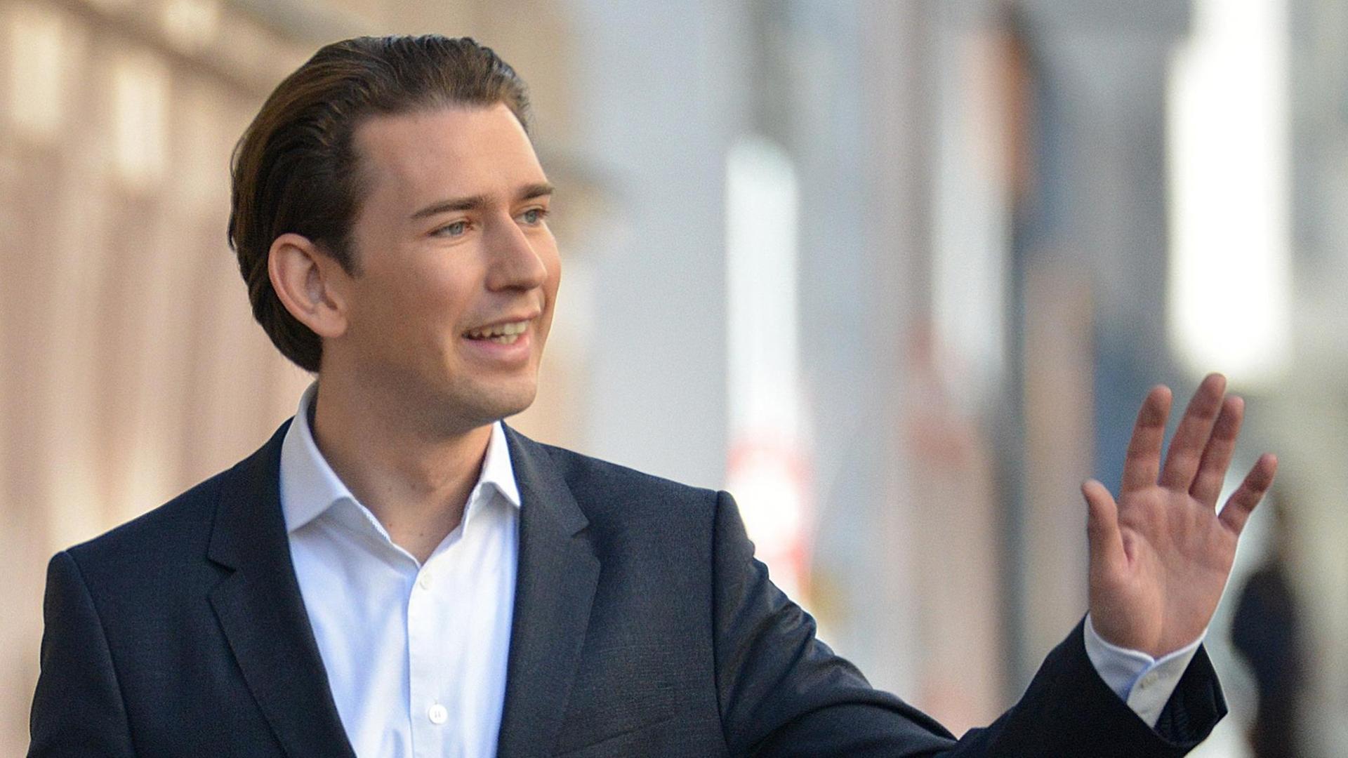 Sebastian Kurz winkt. Sebastian Kurz winkt.