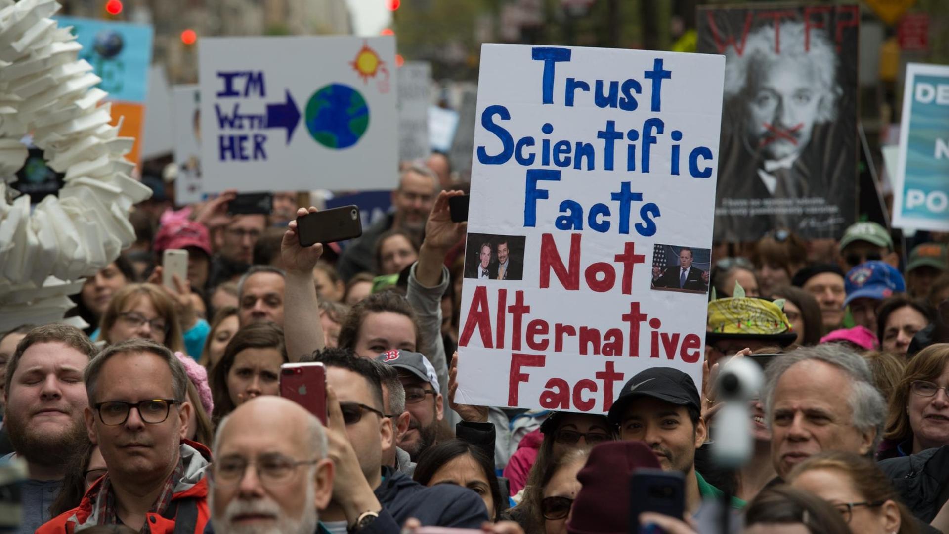 Teilnehmer des "March for Science" in New York fordern: "Glaubt wissenschaftlichen Fakten, nicht alternativen Fakten" im Jahre 2017