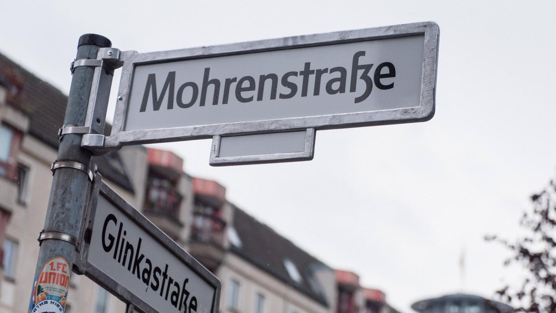 Schilder mit der Aufschrift "Mohrenstraße" und "Glinkastraße" an einer Straßenkreuzung. Schilder mit der Aufschrift "Mohrenstraße" und "Glinkastraße" an einer Straßenkreuzung.