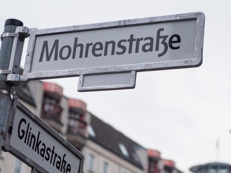 Schilder mit der Aufschrift "Mohrenstraße" und "Glinkastraße" an einer Straßenkreuzung.