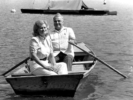 Einstige Gastgeber im Kanzlerbungalow: Hannelore Kohl und ihr Mann Helmut auf dem Wolfgangsee, 1986 Einstige Gastgeber im Kanzlerbungalow: Hannelore Kohl und ihr Mann Helmut auf dem Wolfgangsee, 1986