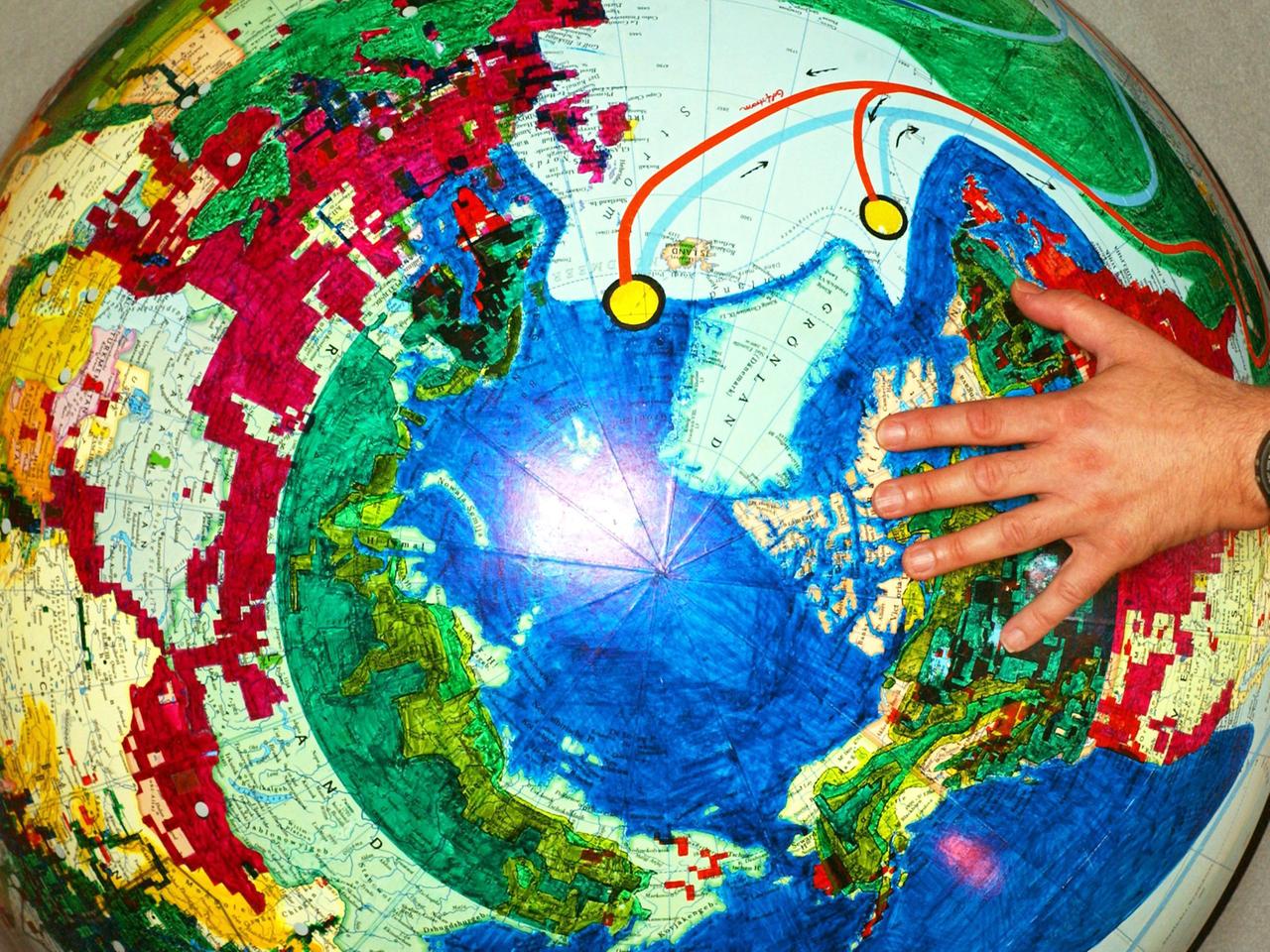 Auf einem riesigen Globus werden im Potsdam-Institut für Klimafolgenforschung die gravierenden Klimaveränderungen demonstriert. Auf einem riesigen Globus werden im Potsdam-Institut für Klimafolgenforschung die gravierenden Klimaveränderungen demonstriert.