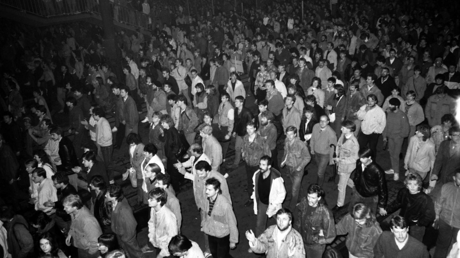 Am 9. Oktober 1989 findet nach dem Montagsgebet in der Nikolaikirche die historische friedliche Montagsdemonstration mit über 70.000 Teilnehmern statt. Am 9. Oktober 1989 findet nach dem Montagsgebet in der Nikolaikirche die historische friedliche Montagsdemonstration mit über 70.000 Teilnehmern statt.