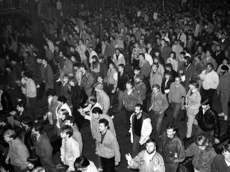 Am 9. Oktober 1989 findet nach dem Montagsgebet in der Nikolaikirche die historische friedliche Montagsdemonstration mit über 70.000 Teilnehmern statt.