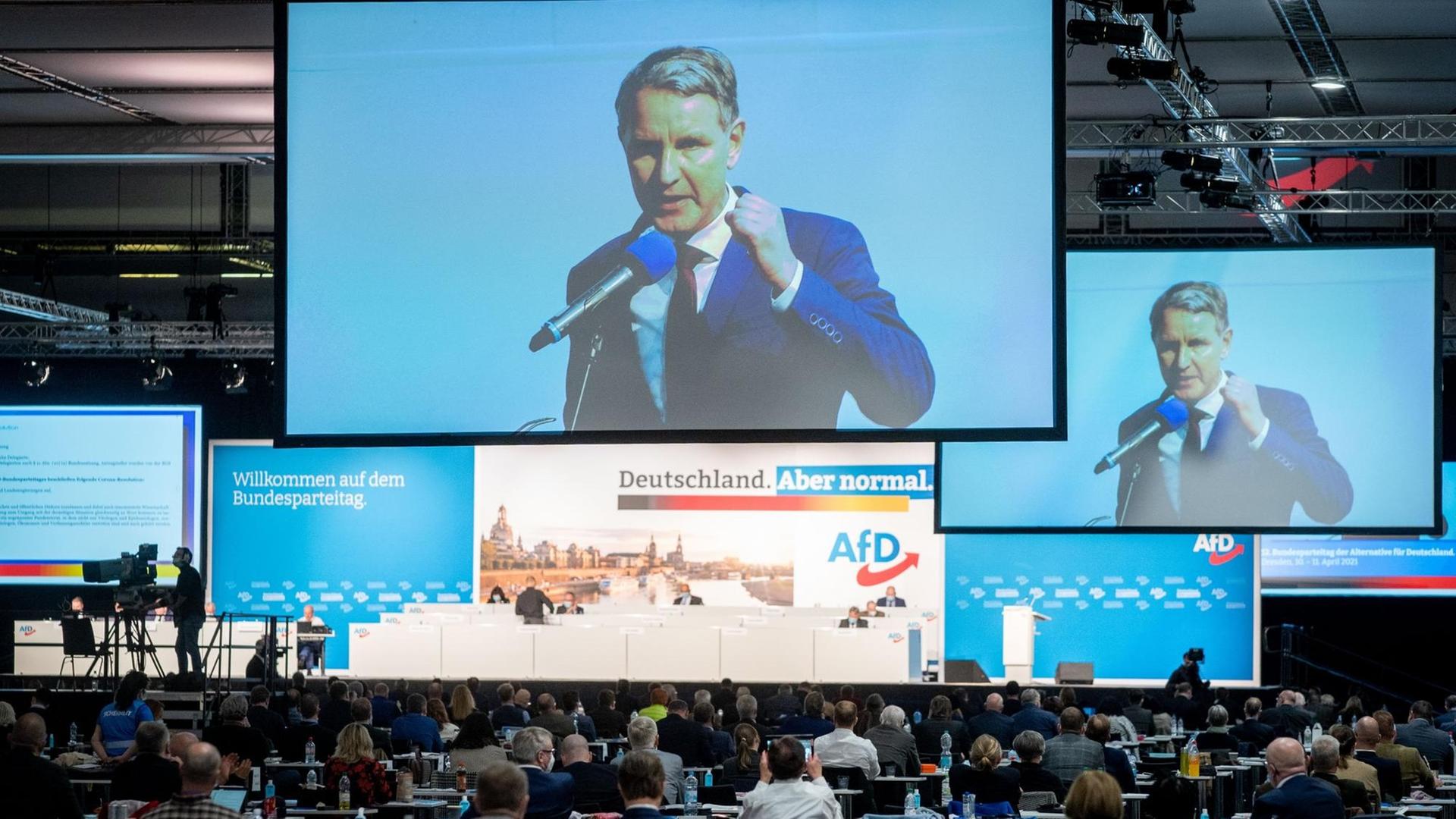 Höcke ist auf einer großen Lein-Wand auf einer Bühne zu sehen. Höcke ist auf einer großen Lein-Wand auf einer Bühne zu sehen.