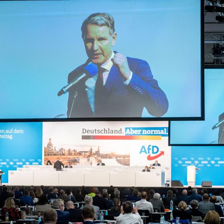 Björn Höcke (AfD) spricht in der Dresdener Messehalle beim Bundesparteitag der AfD zu den Delegierten. Er ist einer von zwei Sprechern der AfD-Thüringen und seit der Landtagswahl in Thüringen 2014 Fraktionsvorsitzender der AfD im Thüringer Landtag. 